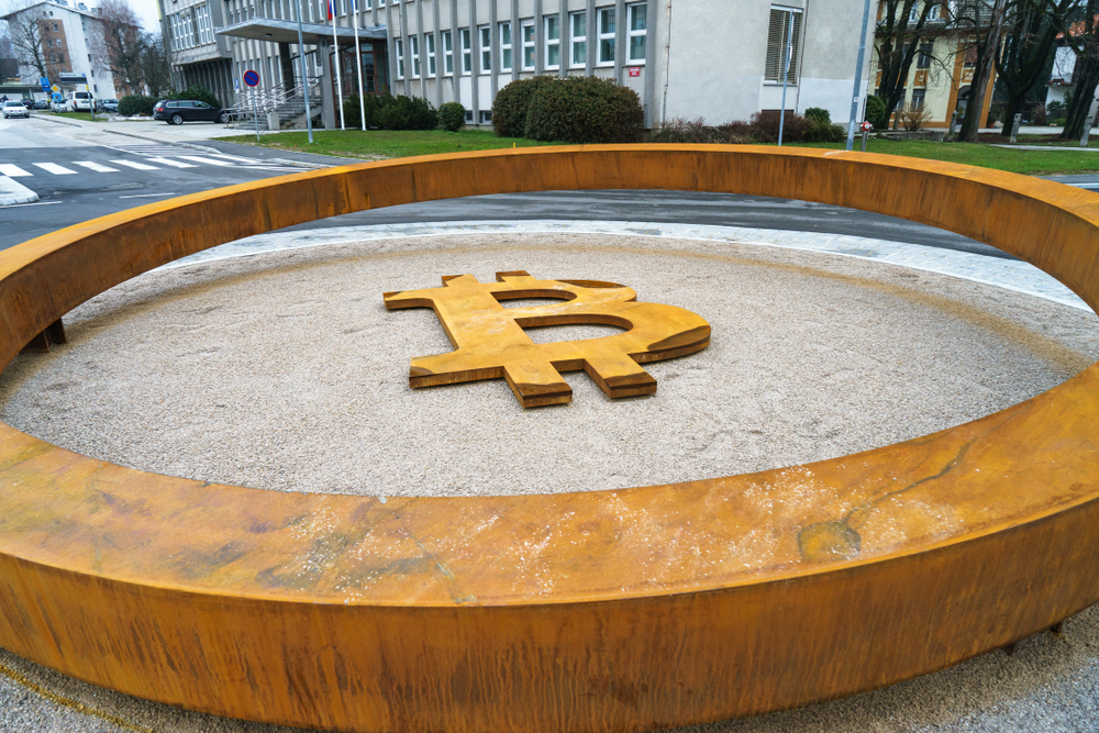 Activists shine bitcoin logo on slovakia’s central bank to protest hostile regulations Bitcoin roundabout