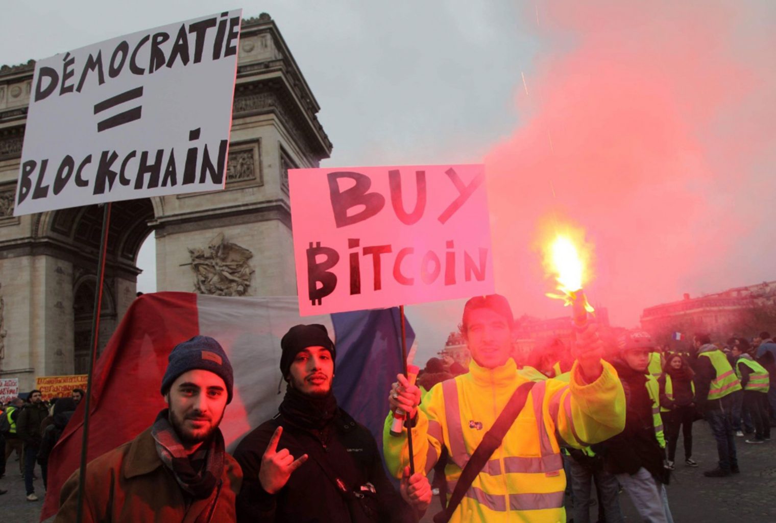 Yellow vest movement starts a new form of protest – burning banknotes Yellow vest movement starts a new form of protest – burning banknotes
