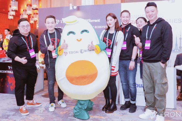 D1ghi5dwoail8tq. Jpg Justin sun makes fun of vitalik buterin and goes to the ethereum meetup with a giant human avocado