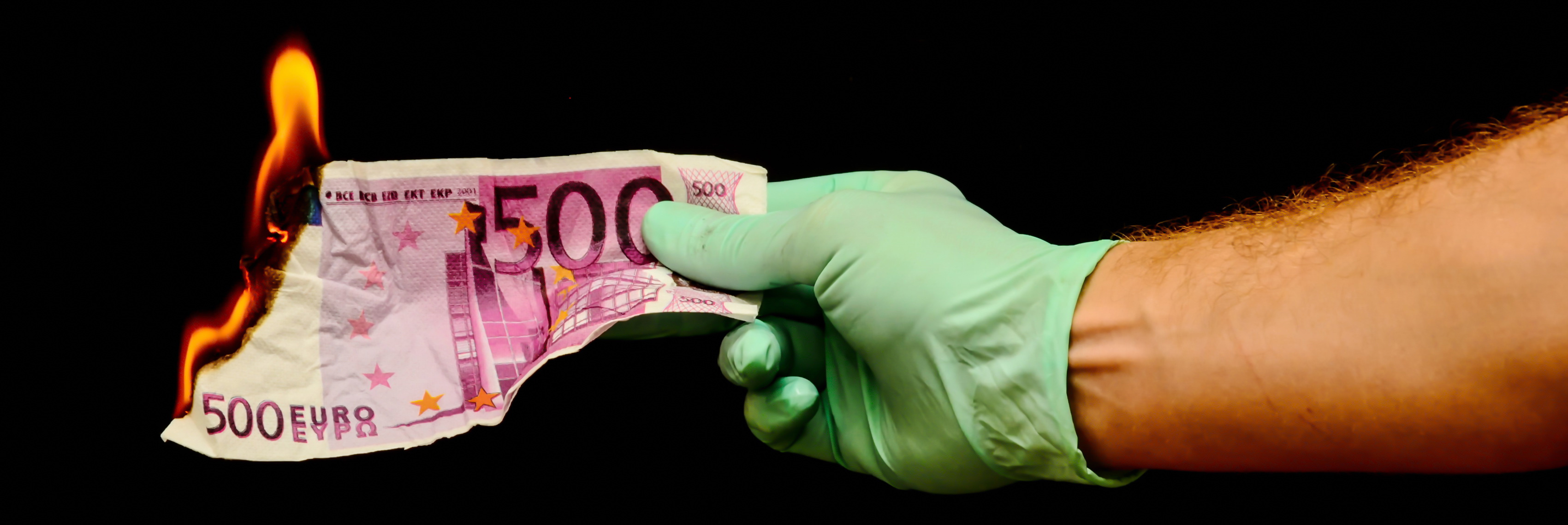 Yellow vest movement starts a new form of protest — burning banknotes Yellow vest movement starts a new form of protest — burning banknotes