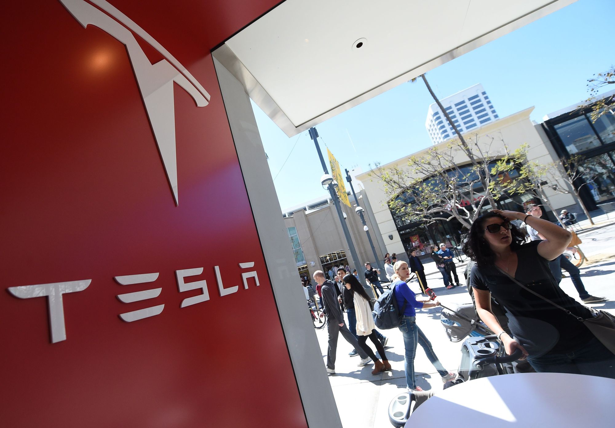 There’s a $1. 6 billion problem with elon musk’s plan to close tesla stores There’s a $1. 6 billion problem with elon musk’s plan to close tesla stores