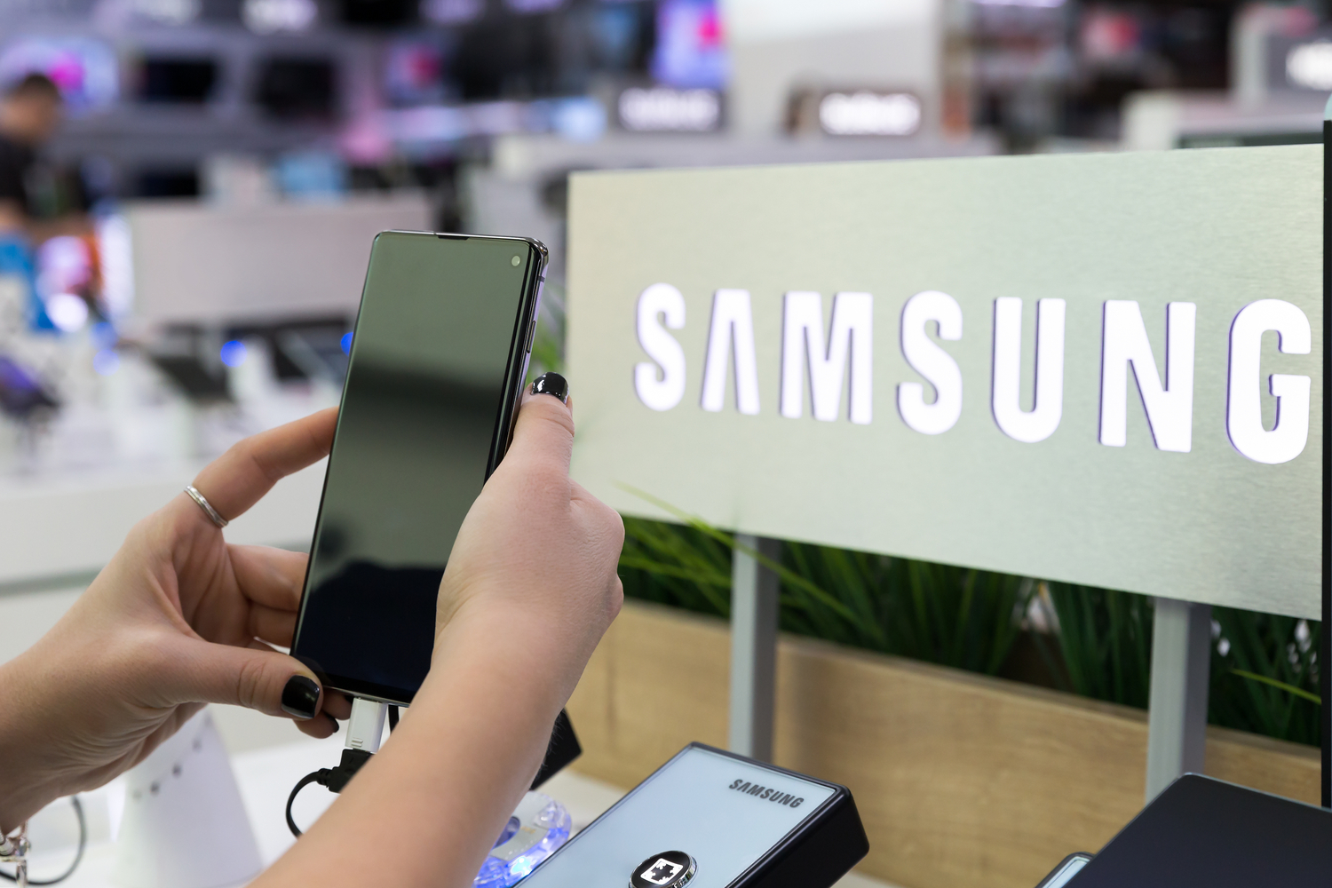 Samsung invests $2. 9 million in crypto hardware startup ledger Samsung invests $2. 9 million in crypto hardware startup ledger