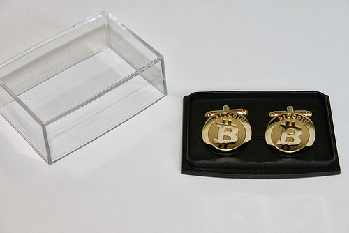 Kalvosinnapit laatikko auki2 Tags